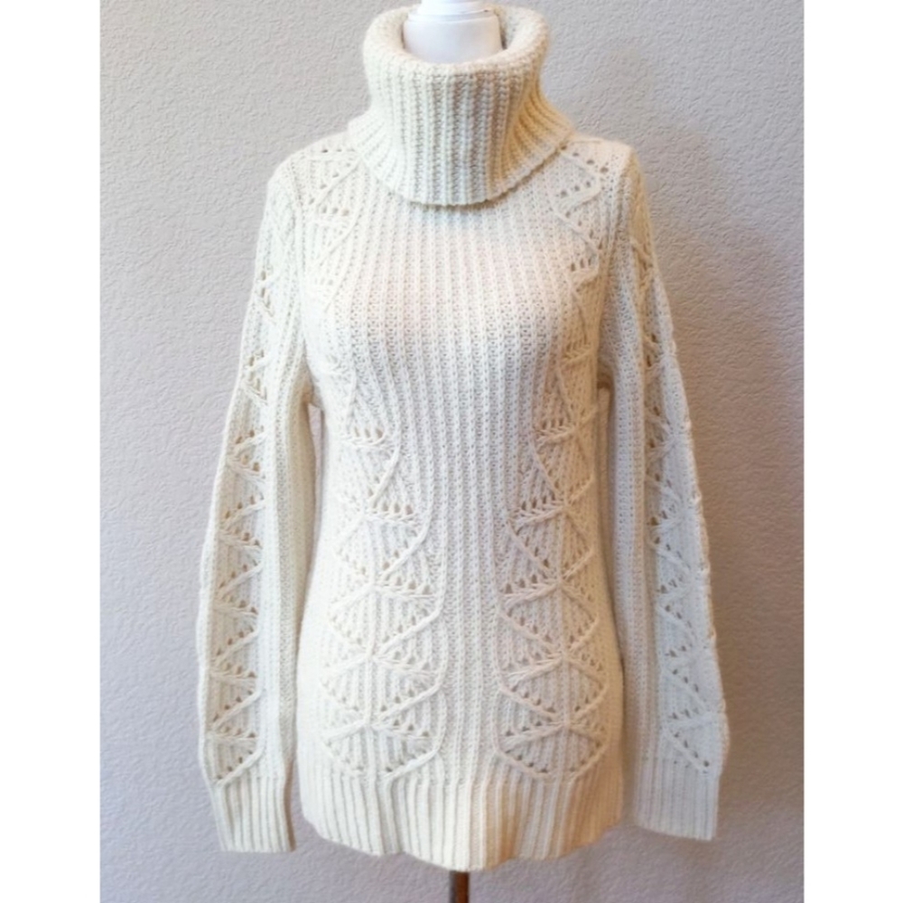 🤍 Banana Republic cream wool and alpaca blend turtleneck sweater